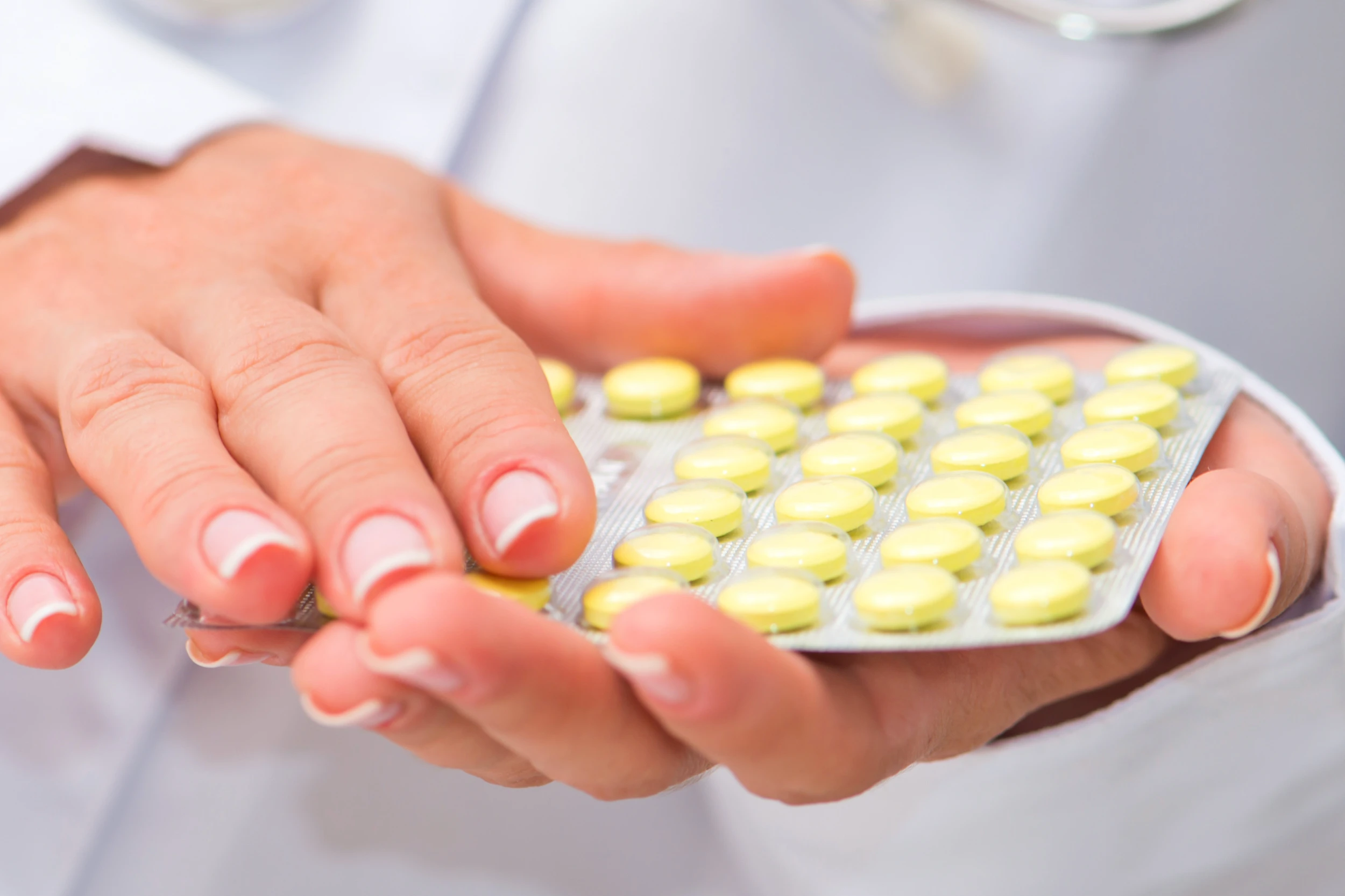 Profesional de la salud sosteniendo un blíster de medicamentos