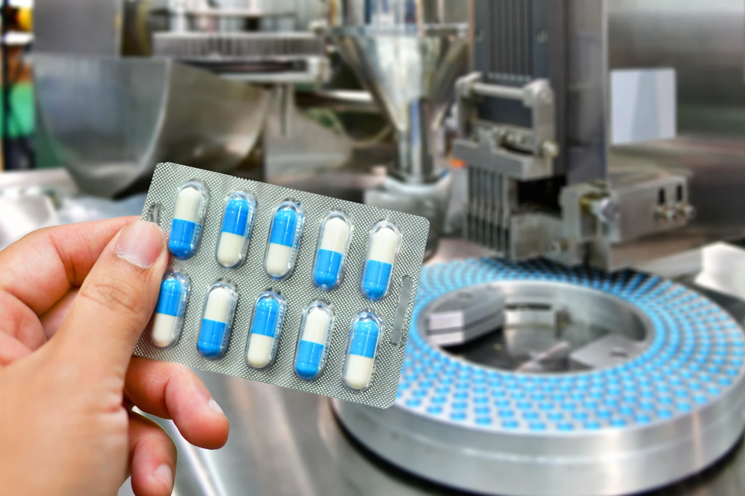 Blíster de medicamentos siendo verificado en línea de producción farmacéutica